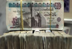 تراجع الجنيه وزيادة التضخم وارتفاع الأسعار.. 3 سلبيات لقفزة الدولار