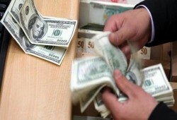"بلومبيرج" الأمريكية : الجنيه يخسر للأسبوع 11 والقادم أسوأ.. وخبير: الدولار يقيم فعليا ب23