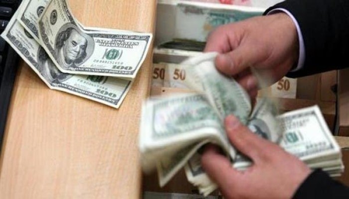 "بلومبيرج" الأمريكية : الجنيه يخسر للأسبوع 11 والقادم أسوأ.. وخبير: الدولار يقيم فعليا ب23