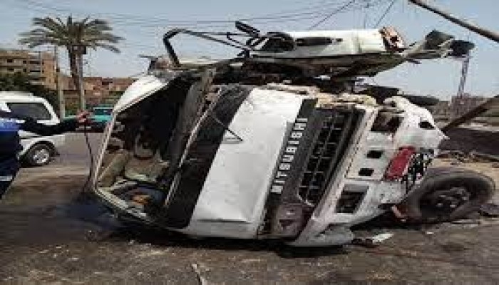 مصرع 6 أشخاص وإصابة 21 آخرين فى حادث تصادم اتوبيس بسيارة نقل بالمنيا