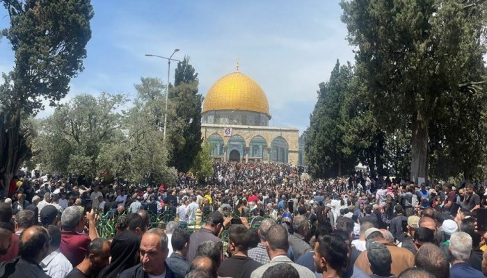 50 ألفًا يؤدون الجمعة بالأقصى رغم إجراءات الاحتلال
