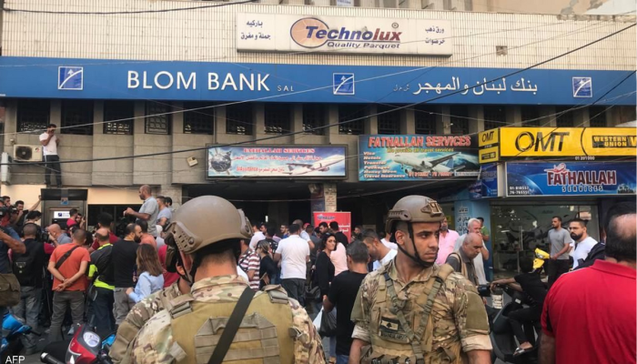 مودعون يقتحمون مصارف في بيروت ويطالبون بودائعهم