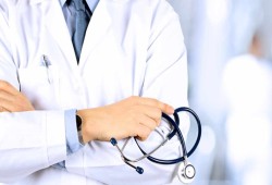 المهنة طبيب عاطل.. ماذا بعد إلغاء تعيين خريجي كليات الطب؟