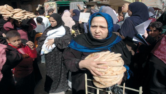 أسوشيتدبرس: كيف تأثر الاقتصاد المصري بالاضطرابات العالمية؟