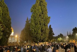 آلاف الفلسطينيين يشهدون "الفجر العظيم" في "الأقصى" و"الإبراهيمي"