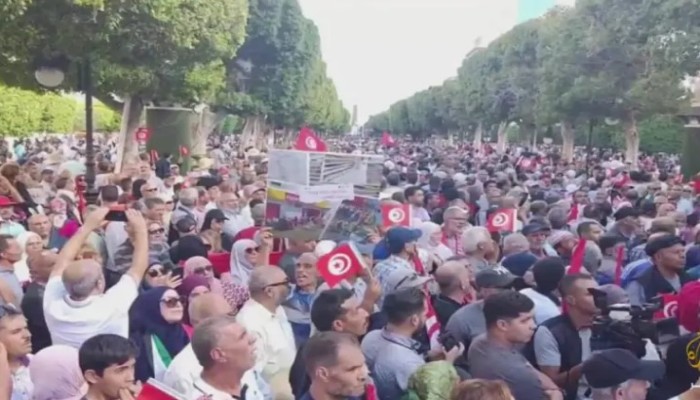 تونس: عشرات الآلاف ينتفضون ضد انقلاب قيس سعيد