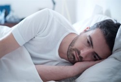 كيف تؤثر قلة النوم على صحتك العقلية والنفسية؟