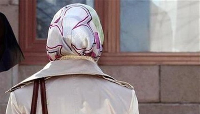 العنصرية البغيضة.. تمزيق مصحف طالبة مسلمة بفرنسا وإلقاء حجابها في سلة المهملات
