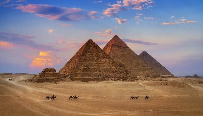 تراجع طلب الدخول لمصر .. لماذ تفرض حكومة الانقلاب رسوما جديدة على تأشيراتها؟