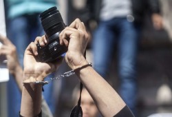 تقارير حقوقية: تصاعد الانتهاكات والاعتقالات بحق الصحافيين قبل مؤتمر المناخ