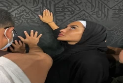 عارضة أزياء فرنسية تعلن إسلامها بالحرم المكي