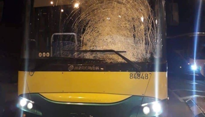 مقاومون يستهدفون حافلة للمستوطنين شرق قلقيلية