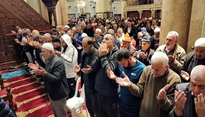 الآلاف يحيون الفجر العظيم في الأقصى والإبراهيمي ومساجد الضفة