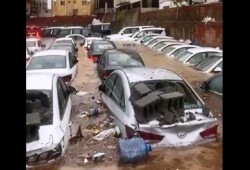 سيول مرعبة تضرب مدينة جدة السعودية وتجرف عشرات السيارات