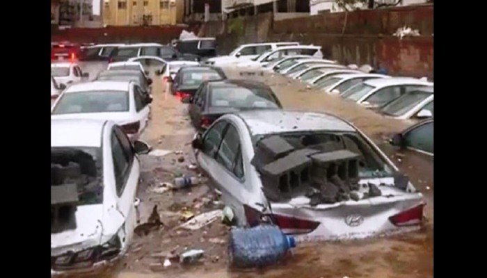 سيول مرعبة تضرب مدينة جدة السعودية وتجرف عشرات السيارات