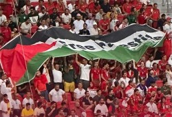 بعد التوانسة المغاربة يرفعون علما ضخما لفلسطين فى المباراه ضد بلجيكا