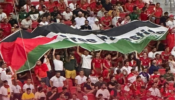 بعد التوانسة المغاربة يرفعون علما ضخما لفلسطين فى المباراه ضد بلجيكا