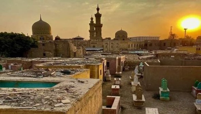 قرارات السيسي تهدد بإزالة 2600 مقبرة بمدافن السيدة نفيسة لميدان وحديقة!
