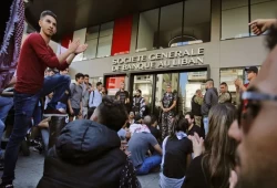 مودع لبناني يقتحم بنكا ويهدد بحرق المبنى إن لم يحصل على أمواله