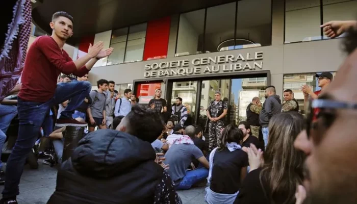 مودع لبناني يقتحم بنكا ويهدد بحرق المبنى إن لم يحصل على أمواله