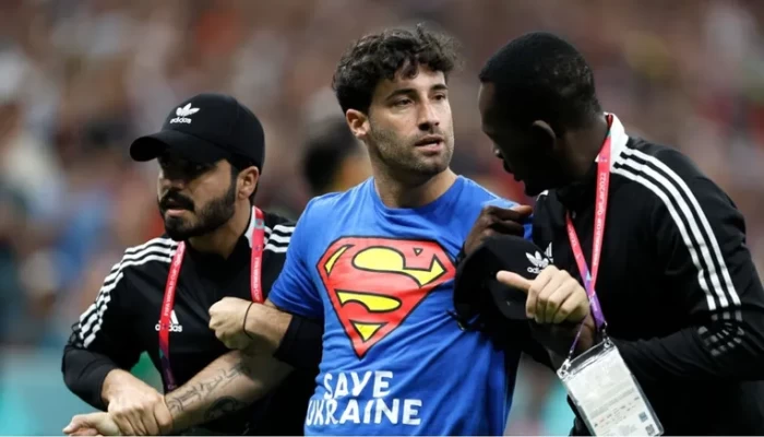 قطر تصدر قرارا بشأن شخص رفع علما محظورا في كأس العالم