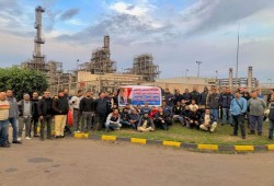 عمال (السترين) يستغيثون لتثبيتهم بعد 12 عاما و(WE) ترواغ موظفيها على العلاوات