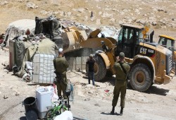 الاحتلال يهدم مسجدًا ومنشآت زراعية جنوب الخليل وغربها