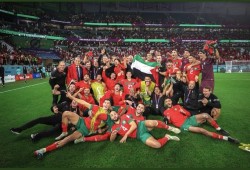 إنجاز تاريخي للمغرب بكأس العالم ولاعبوه يرفعون علم فلسطين