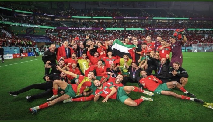 إنجاز تاريخي للمغرب بكأس العالم ولاعبوه يرفعون علم فلسطين