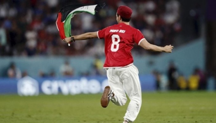 فلسطين تكرم تونسيا رفع علمها خلال مباراة بلاده مع فرنسا