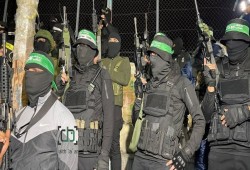 القسام والسرايا تنظمان عرضًا عسكريًّا بجنين
