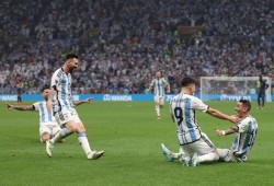 الأرجنتين يقترب من التتويج بكأس العالم بالتفوق على فرنسا بهدفين