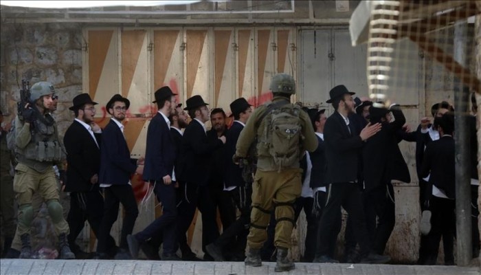 تحت حراسة الشرطة.. مستوطنون يقتحمون المسجد الأقصى