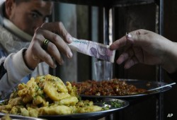 بطبق كشري صغير وطعمية بخبز مدعم ووجبة واحدة في اليوم.. كيف سيعيش الفقراء؟