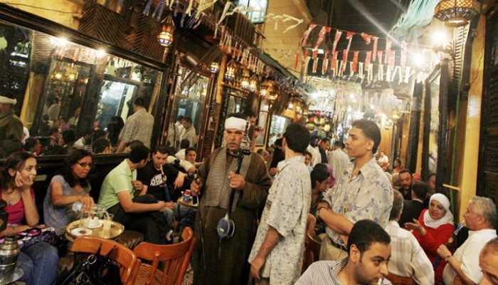الترندات والفضائح.. كيف أغرق السيسي المصريين في التفاهة ليلهيم عن فشله بـ 2022