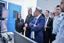 بن غافير يزور سجن "نفحة" ويتوعد بالتنكيل والأسرى يعلنون التعبئة الشاملة