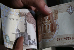 رحلة انهيار الجنيه: من 3.5 أمام الدولار الواحد في مطلع الألفية إلى تخطى الـ 40 في السوق السوداء