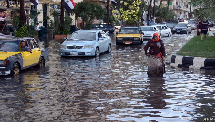 رغم توقف الأمطار منذ ساعات.. شلل مروري وتوقف للحياة بمحافظات مصر
