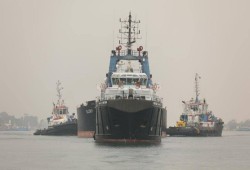 إعادة تعويم سفينة بعد جنوحها في قناة السويس