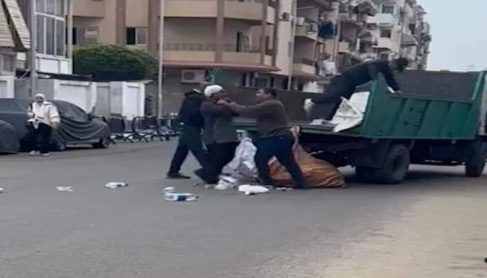 قصة "عم هاني" جامع البلاستيك.. متى تنتهي إهانة المسئولين للمطحونين من الشعب؟!