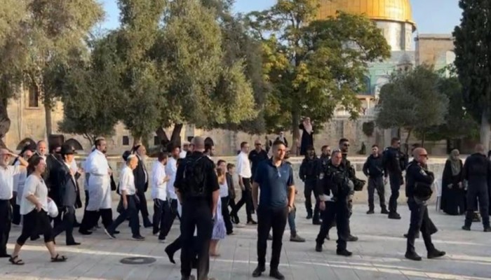 مستوطنون يقتحمون ساحات الأقصى بعد إخراج المصلين قسرًا