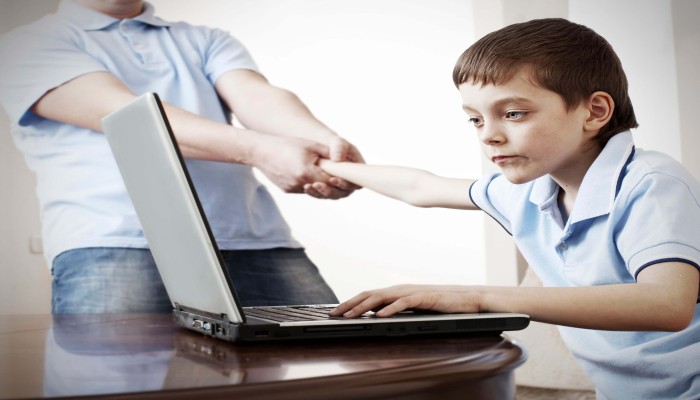 حرب التكنولوجيا.. التأثيرات السلبية للأجهزة الإليكترونية على الأطفال.. المشكلة والحل