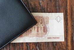 "فيتش": الضغط مستمر على الجنيه لهذه الأسباب