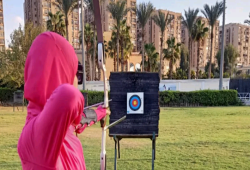 تحدت فقدان البصر.. لاعبة مصرية تجيد لعبة القوس والسهم ببراعة