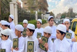 بعد حرقه في السويد.. متطرف هولندي يمزق المصحف ويحرقه