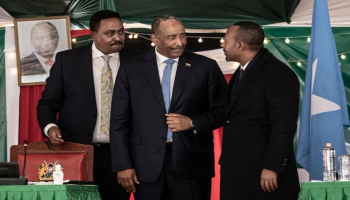 أحضان وابتسامات حارة .. آبي أحمد والبرهان اتفاق على سد النهضة يتجاهل القاهرة