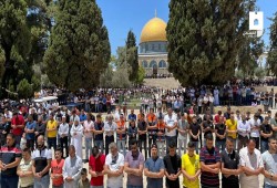 عشرات الآلاف يؤدون الجمعة في الأقصى