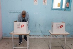 لجان اقتراع بلا ناخبين.. مشاركة هزيلة بالجولة الثانية بانتخابات برلمان تونس