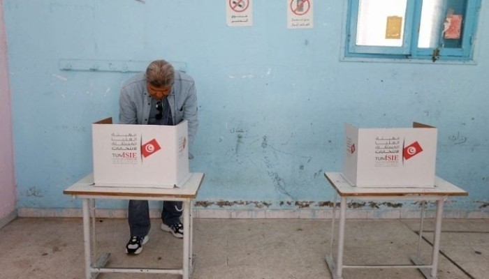 لجان اقتراع بلا ناخبين.. مشاركة هزيلة بالجولة الثانية بانتخابات برلمان تونس