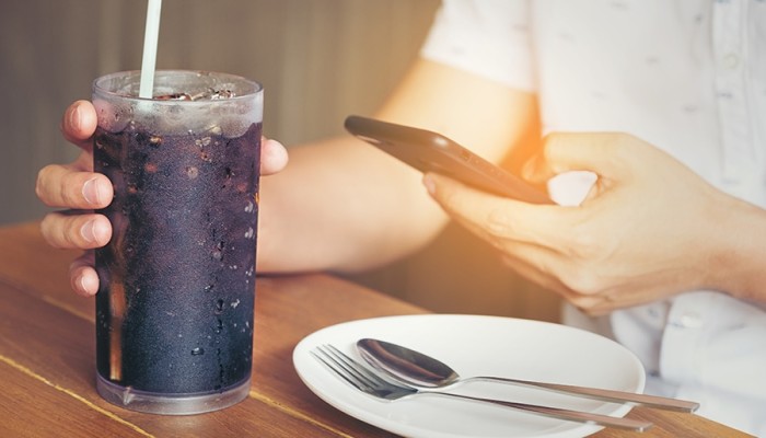 مضرة جدا بالصحة.. 3 أغذية امتنع عن تناولها مع المشروبات الغازية